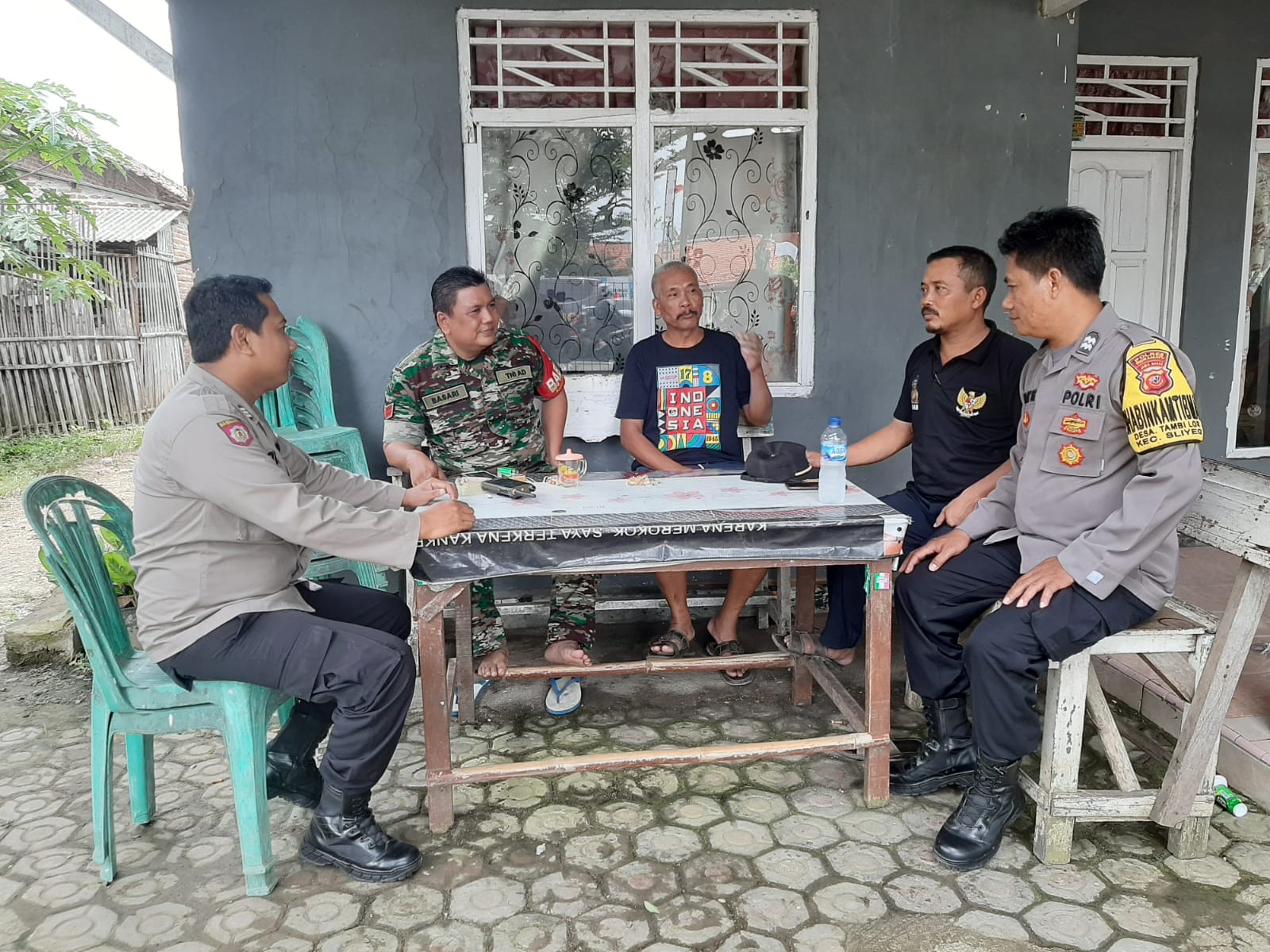 Bhabinkamtibmas Polsek Sliyeg Laksanakan Kegiatan Sambang Warga Desa Tambi Lor